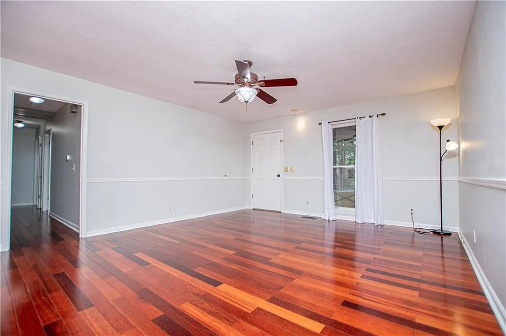 3 bed, 2.0 bath, 1652 sqft, $2,300 — Photo 2