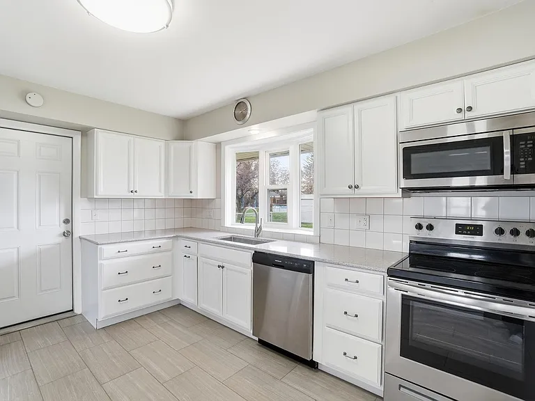 5159 Grosse Point Pkwy — Photo 9