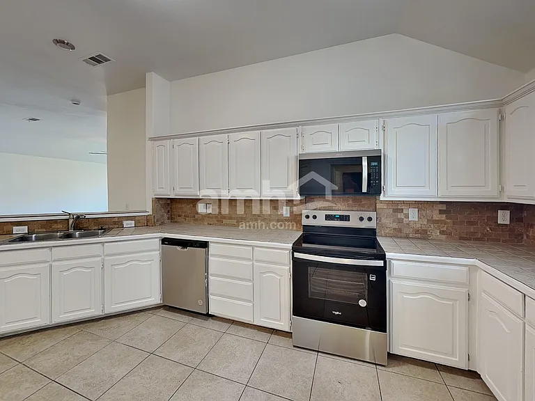 1208 Marchant Pl — Photo 4
