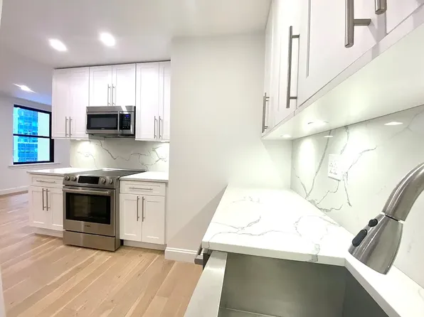 160 E 48th St, New York, NY