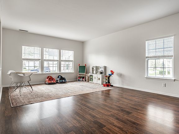 5th image of 15119 Porchester Dr