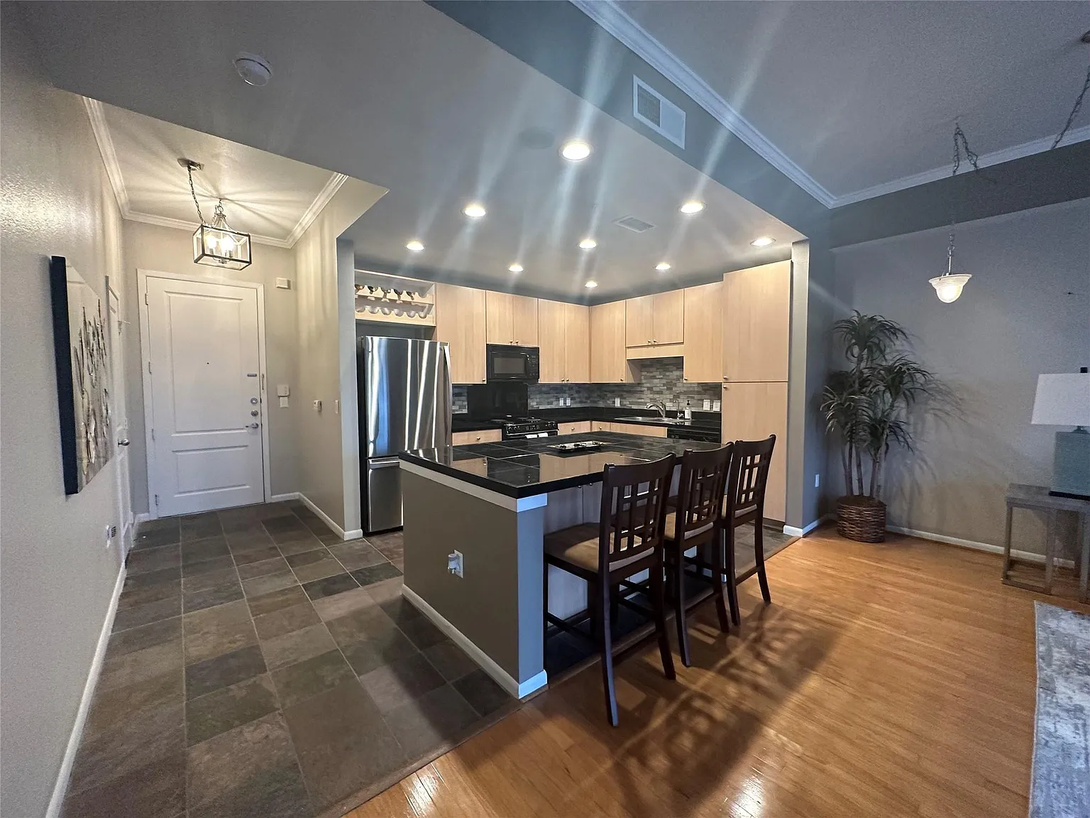 1 bed, 1.0 bath, 905 sqft, $1,575 — Photo 4
