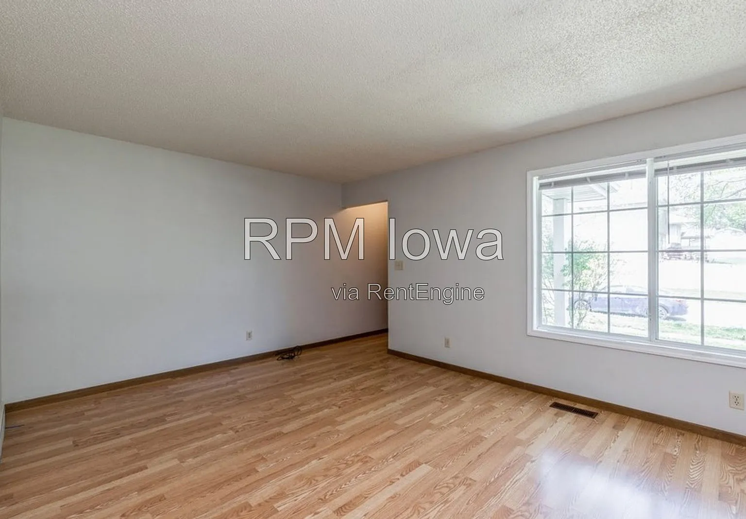 3 bed, 2.0 bath, 1018 sqft, $1,295 — Photo 3