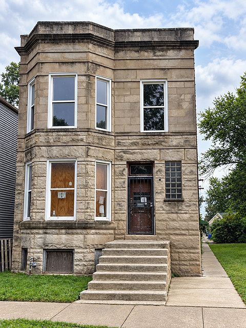 1st image of 1111 W 61st St