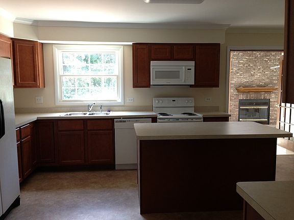 4th image of 579 Cortland Dr