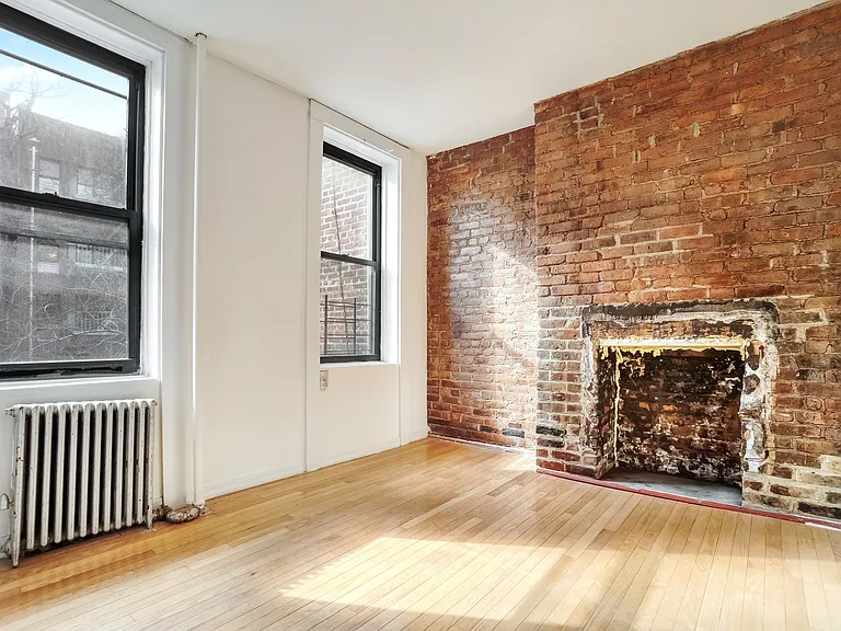154 E 7th St #3 — Photo 4