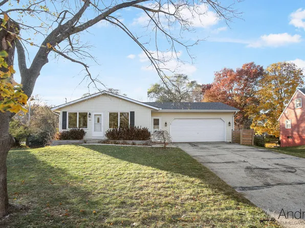 866 Woodside Dr, Holland, MI 49424