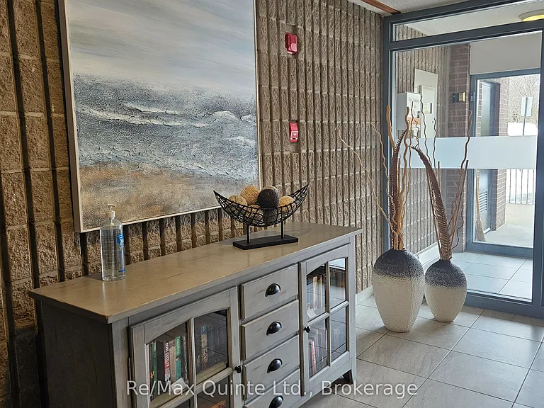 610 William St S #404 — Photo 12
