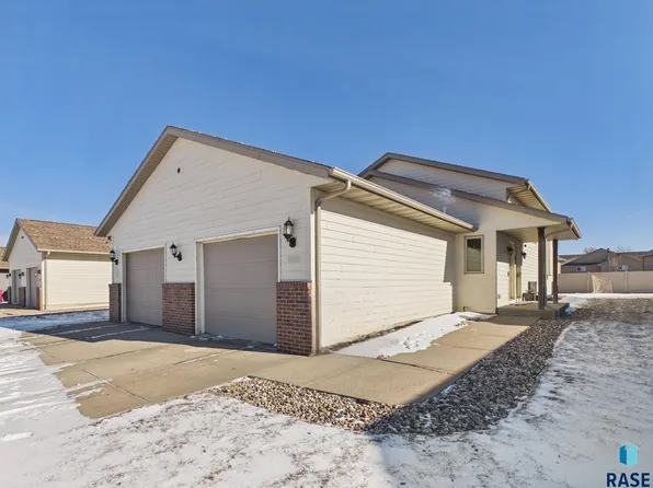 8202 S Hughes Ave, Sioux Falls, SD 57108