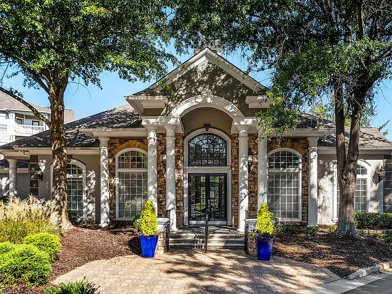 C234080_RetreatAtSweetwater_Ext_LeasingOffice_ 7