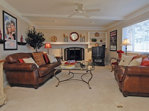 Family Room w/fireplace