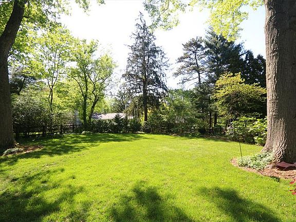 5th image of 6859 Meadowdale Cir