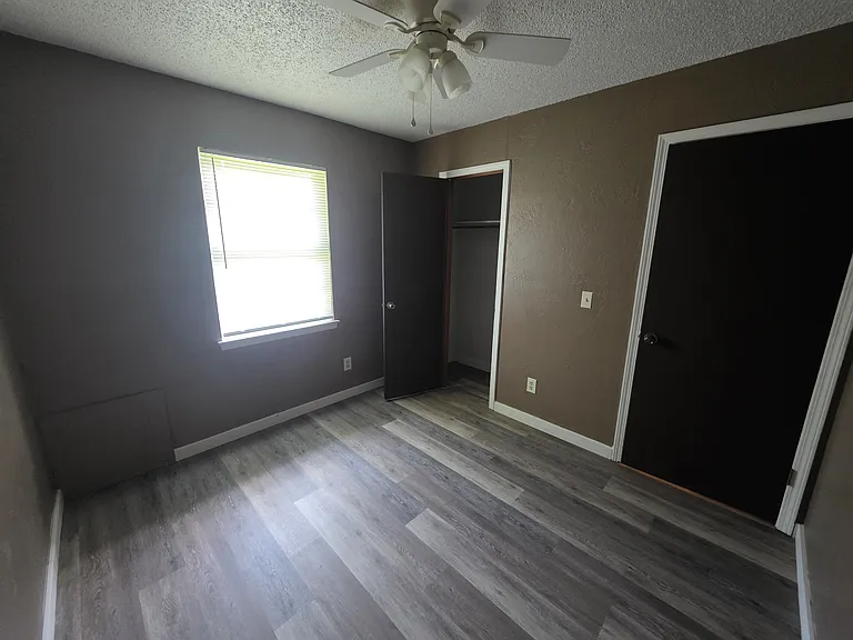 Bedroom w/closet