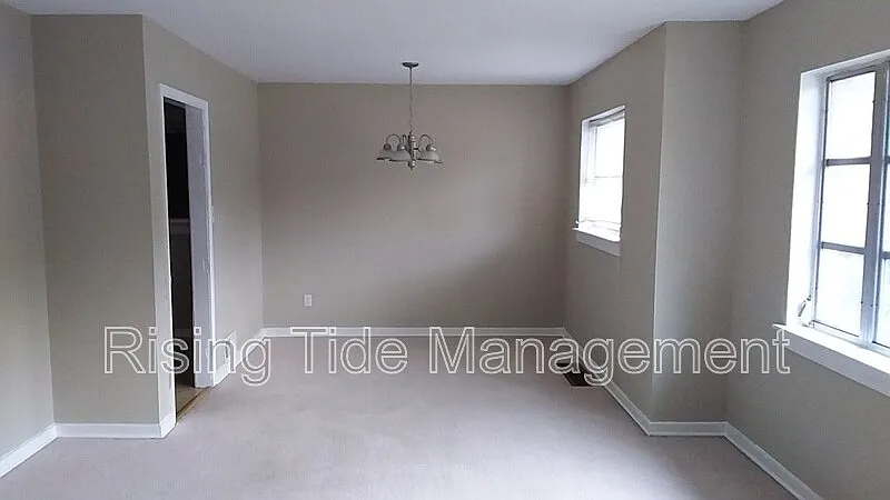 3 bed, 1.0 bath, 1288 sqft, $1,100 — Photo 2