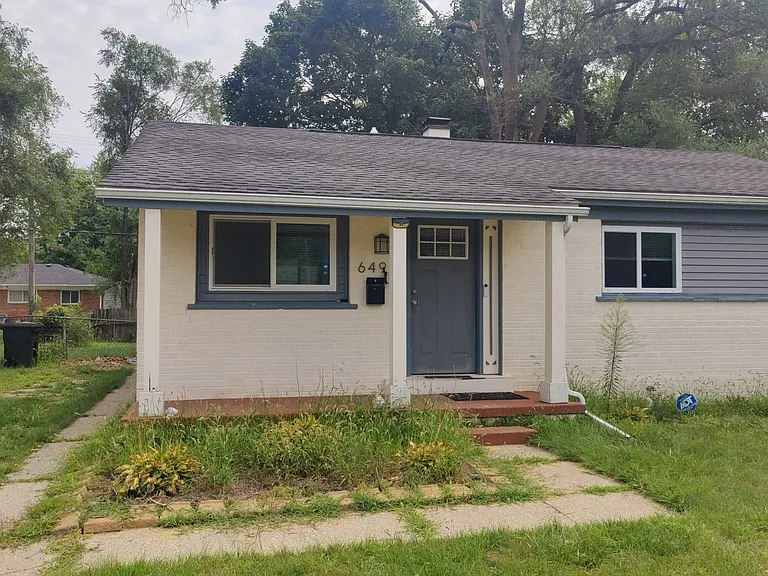 649 Oswego Ave — Photo 2