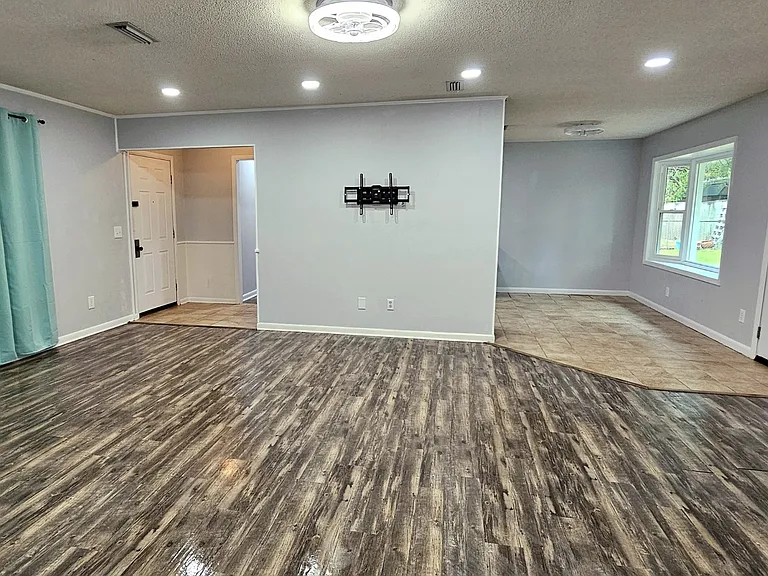 605 Melbourne Dr — Photo 2