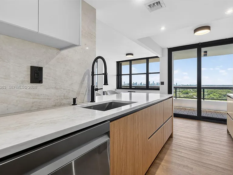 2555 Collins Ave #1812 — Photo 5