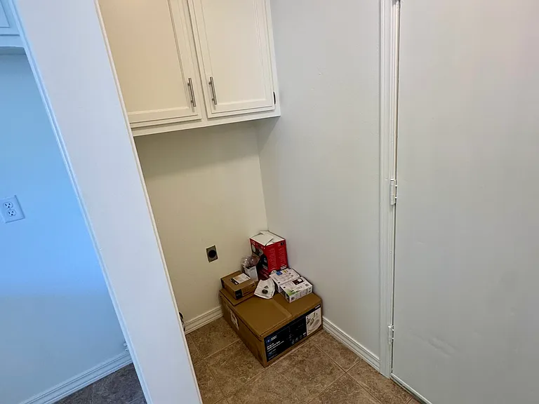 1484 E Cortland St — Photo 21
