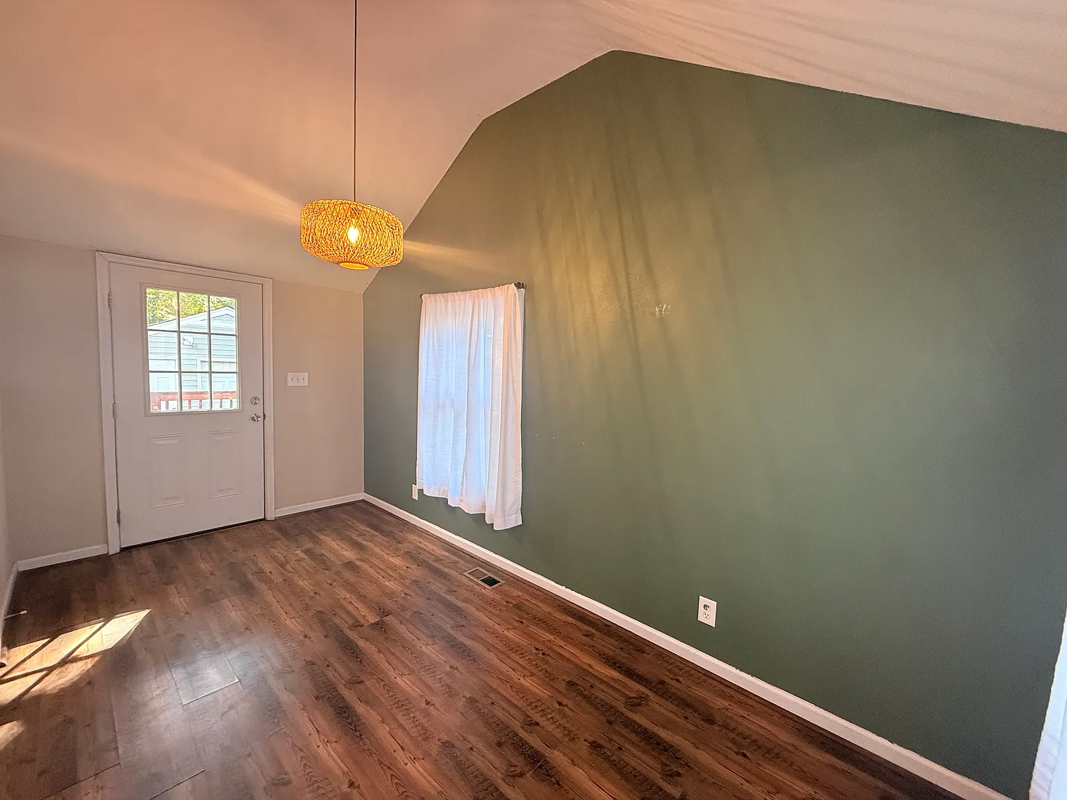 3 bed, 1577 sqft, $2,200 — Photo 4