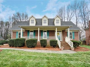 1300 Guildcrest Ln, Charlotte, NC 28213