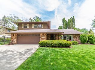 1601 N Rosetree Ln, Mount Prospect, IL 60056