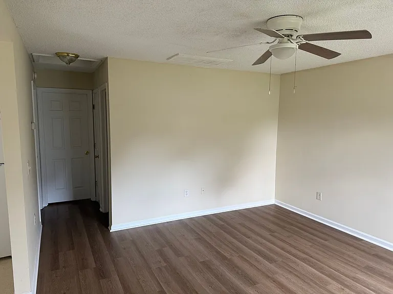 1023 Butler Ln — Photo 15