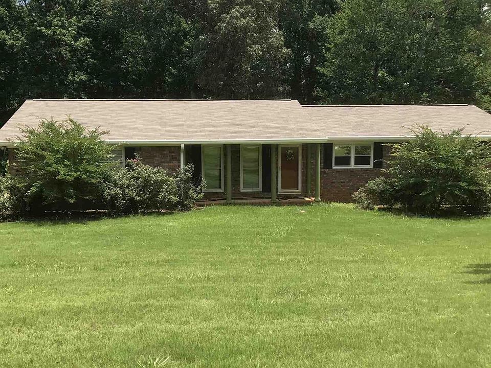 Level lot, nice brick ranch on one level, well-maintained home -- this is where you want to be!
