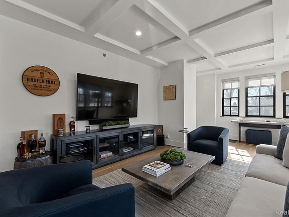 4th image of 936 W Eleven Mile Rd