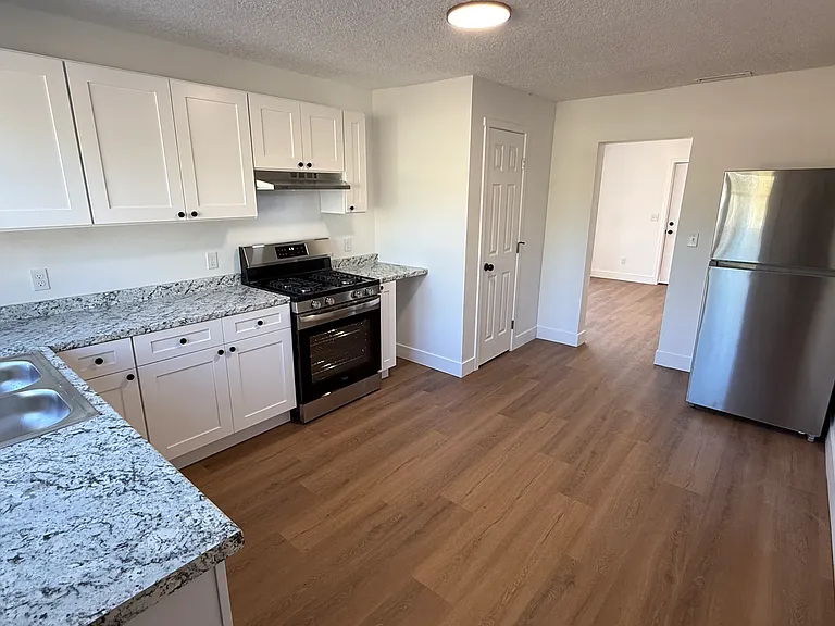 469 W 2nd St #7 — Photo 2
