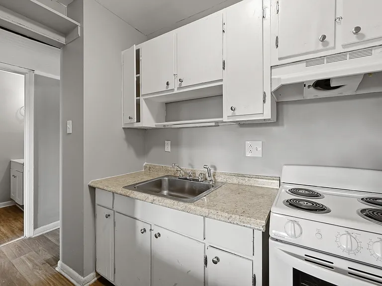 1805 Oxford Cir — Photo 14