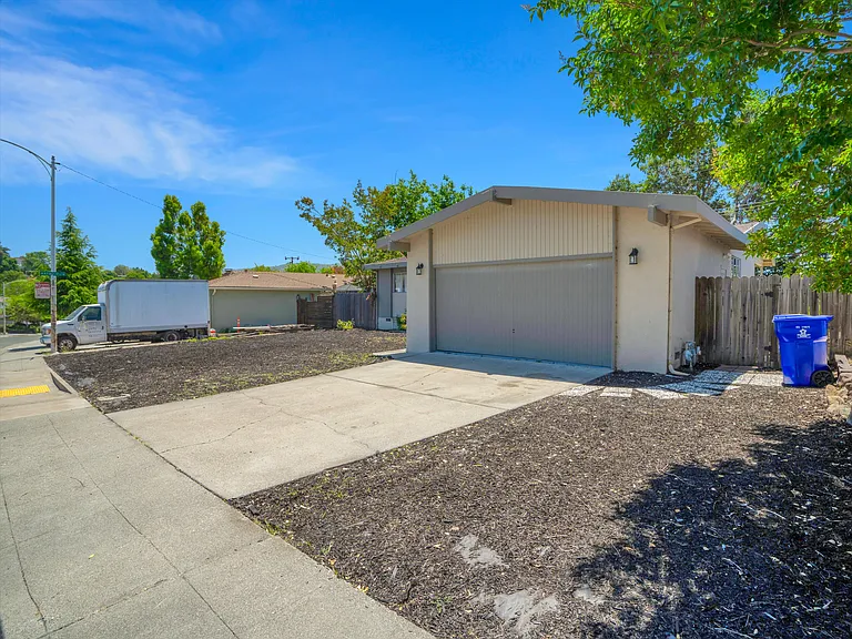 Meadowbrook Dr — Photo 25