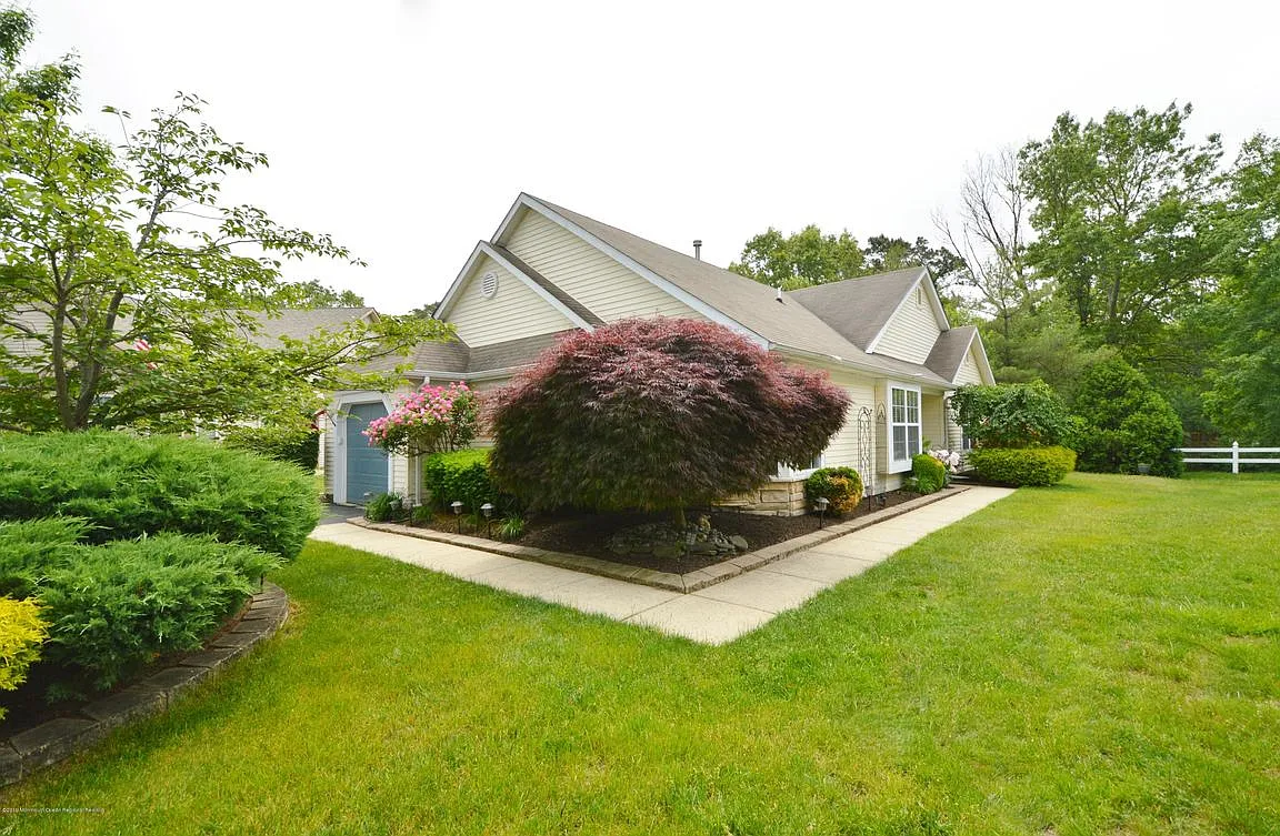 2398 Woodbine Ln photo 1