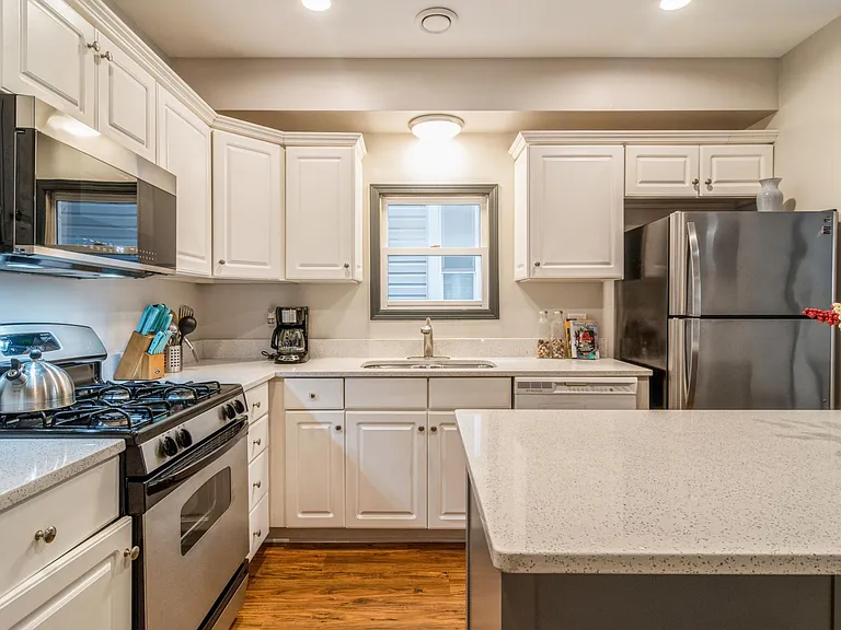 1059 W Cornelia Ave #2 — Photo 11