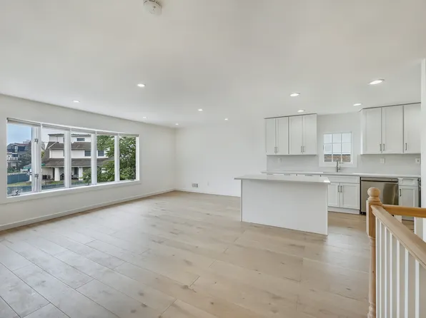 4330 Manhattan Avenue image 17 of 31