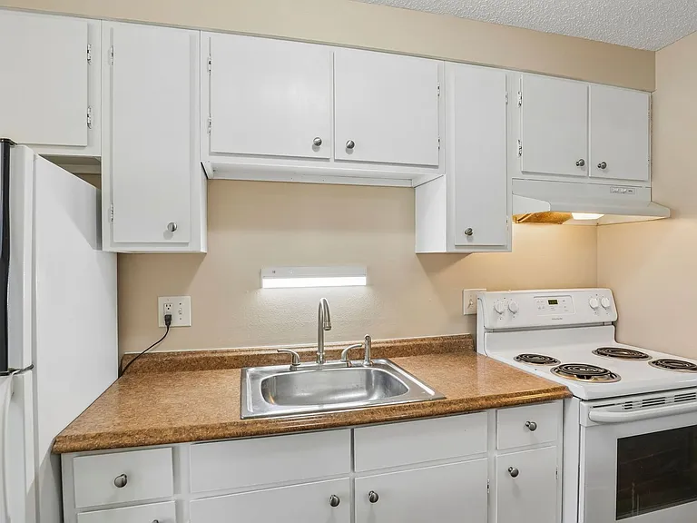 Lorinda Apartments — Photo 35