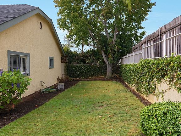 Side Yard / Green Belt