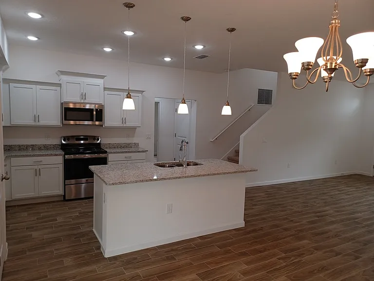 302 S 2nd St — Photo 5