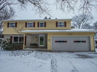 211 Elmwood Dr, Kent, OH 44240