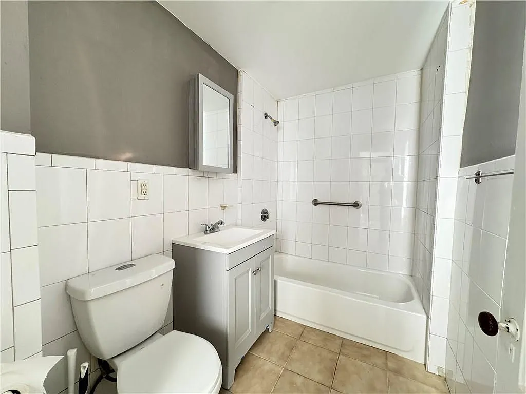 3 bed, 1.0 bath, 1200 sqft, $1,900 — Photo 4