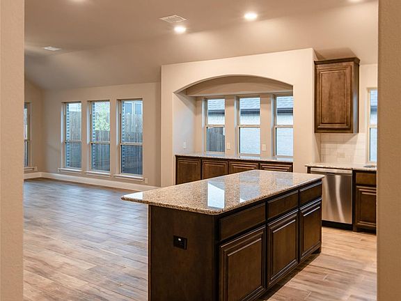4th image of 553 Willow Ln