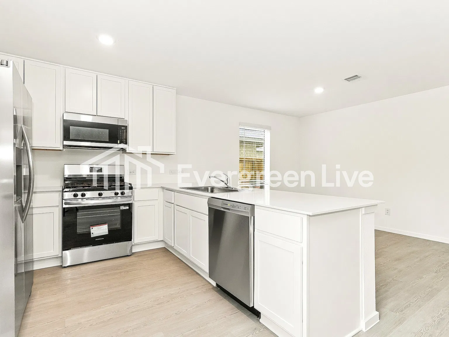 4 bed, 2.5 bath, 1979 sqft, $1,945 — Photo 4