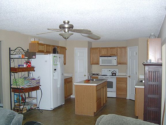 Kitchen w/island & 2 pantry