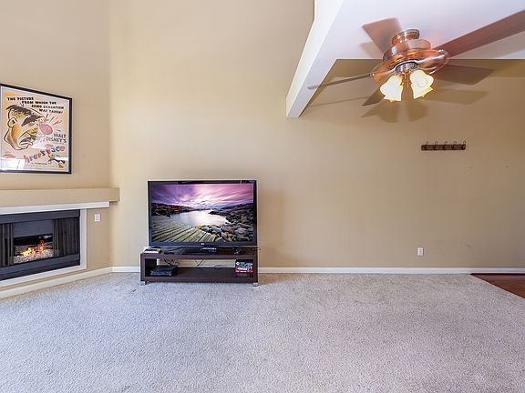 4th image of 5550 Owensmouth Ave APT 319