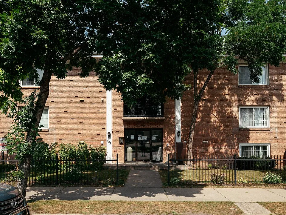 425 University