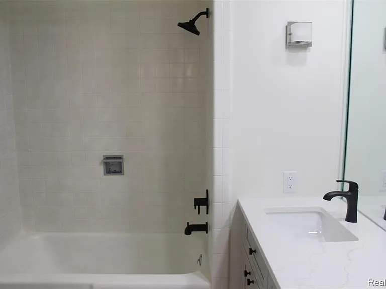 7246 Saint Auburn Dr — Photo 22
