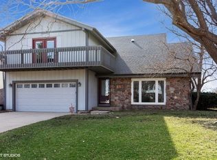 890 Sarasota Ln, Crystal Lake, IL 60014