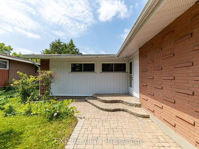 2097 Kingsley Rd — Photo 3