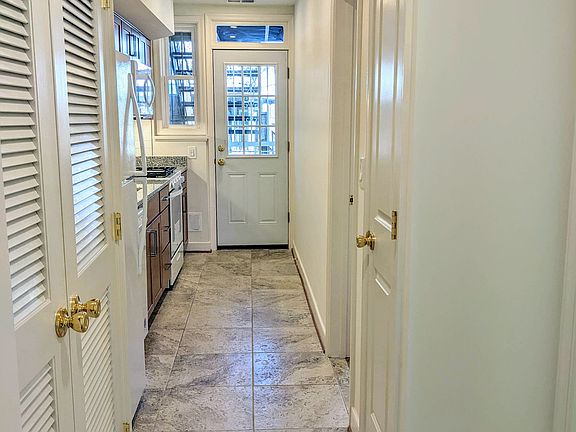 3rd image of 410 Oklahoma Ave NE APT 1