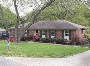 4 Leacroft Dr, Greenville, SC 29615