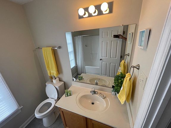 4th image of 972 Thomas Cir